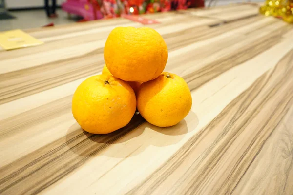 Çin Yeni Yılı kutlaması için ahşap arka plan üzerinde Mandalina portakal veya Lokam