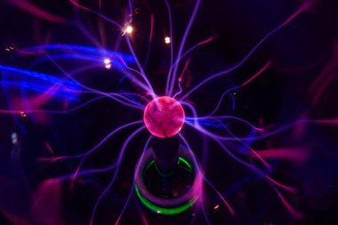 Plazma topu lamba enerjisi, güç, elektrik, bilim ve fizik için parlayan cam küre kavramı dokunmadan. Seçici odaklama