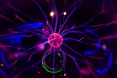 Plazma topu lamba enerjisi, güç, elektrik, bilim ve fizik için parlayan cam küre kavramı dokunmadan. Seçici odaklama