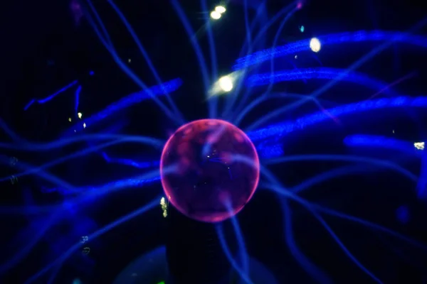 等离子球灯能量 触摸发光玻璃球的概念 用于电力 科学和物理 选择性聚焦 — 图库照片
