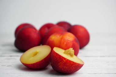 Ahşap doku arka plan üzerinde olgunlaşmış taze Erik