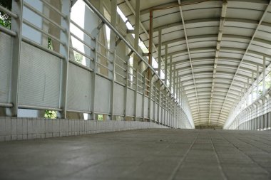 Insanlar için üstgeçit veya üstgeçit üzerinde gidip çapraz yürümek r