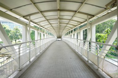 Insanlar için üstgeçit veya üstgeçit üzerinde gidip çapraz yürümek r