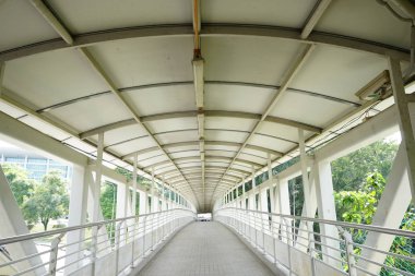 Insanlar için üstgeçit veya üstgeçit üzerinde gidip çapraz yürümek r