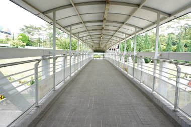 Insanlar için üstgeçit veya üstgeçit üzerinde gidip çapraz yürümek r