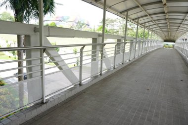 Insanlar için üstgeçit veya üstgeçit üzerinde gidip çapraz yürümek r