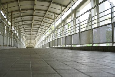 Insanlar için üstgeçit veya üstgeçit üzerinde gidip çapraz yürümek r