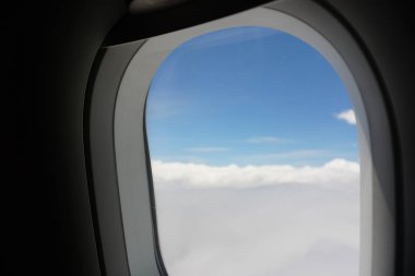 Mavi gökyüzü ve deniz ile düzlem pencere görünümü