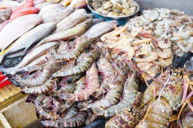 Sabah Yerel Pazarı'nda Taze Istakoz ve buz üzerinde deniz ürünleri