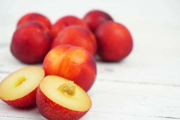 Ahşap doku arka plan üzerinde olgunlaşmış taze Erik