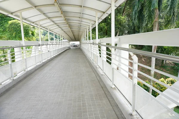 Insanlar için üstgeçit veya üstgeçit üzerinde gidip çapraz yürümek r