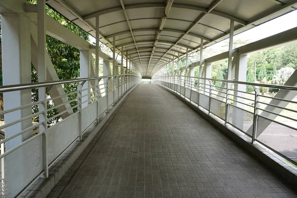 Insanlar için üstgeçit veya üstgeçit üzerinde gidip çapraz yürümek r