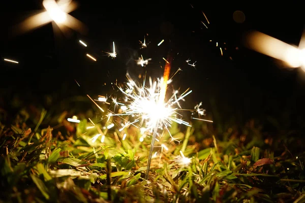 New Year Party Sparkle Fire Burn Ground Ground Grass Селективный — стоковое фото