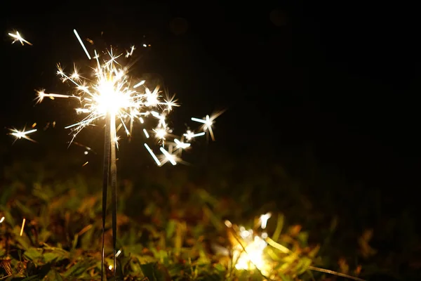 New Year Party Sparkle Fire Burn Ground Ground Grass Селективный — стоковое фото