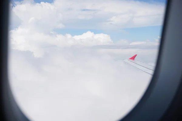 Mavi gökyüzü ve deniz ile düzlem pencere görünümü