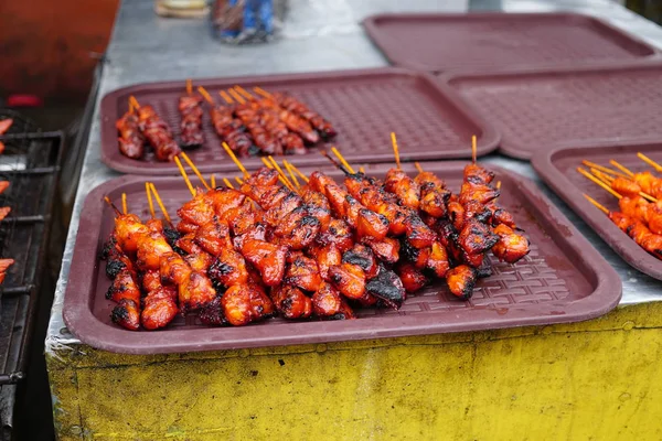 Satılık Yerel Bir Pazar Lezzetli Sıcak Baharatlı Izgara Tavuk Wings