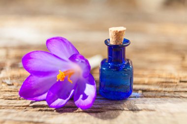 Çiğdem esans güzel bir şişe masanın üzerinde