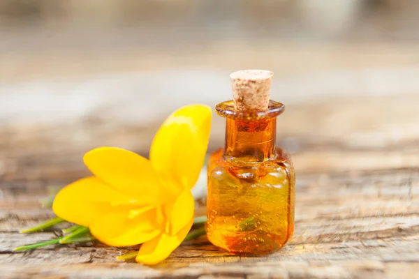 Aceite Esencial Coco Una Hermosa Botella Sobre Mesa — Foto de Stock