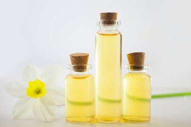 Güzel bir cam kavanozda, masanın üzerindeki çiçeklerin özü.