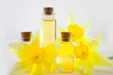 Güzel bir cam kavanozda, masanın üzerindeki çiçeklerin özü.