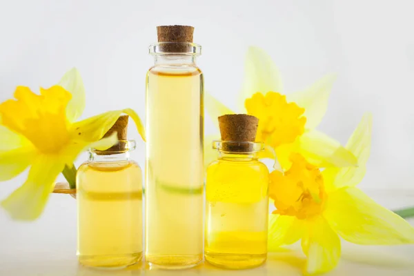 Essentie Van Bloemen Een Tafel Een Mooie Glazen Pot — Stockfoto