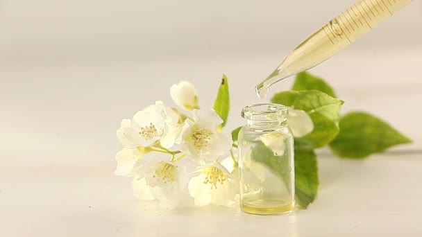 Essentie Van Bloemen Witte Achtergrond Mooie Glazen Pot — Stockvideo
