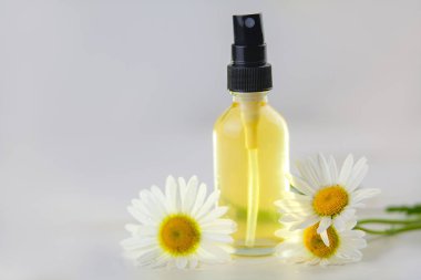 Güzel bir cam kavanozda, masanın üzerindeki çiçeklerin özü.