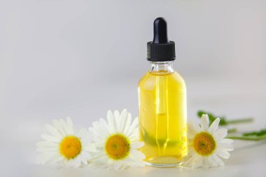 Güzel bir cam kavanozda, masanın üzerindeki çiçeklerin özü.