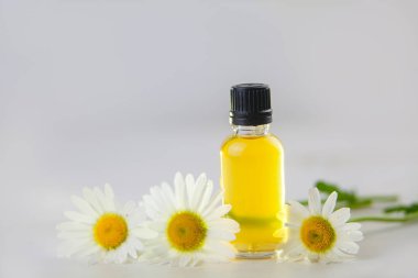 Güzel bir cam kavanozda, masanın üzerindeki çiçeklerin özü.