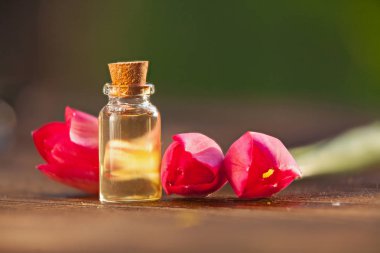 Güzel bir cam kavanozda, masanın üzerindeki çiçeklerin özü.