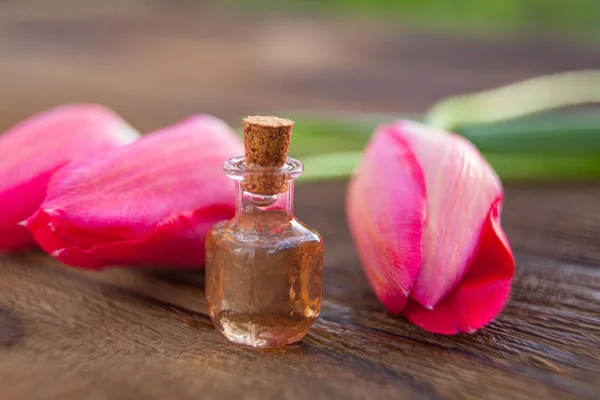 Esencia Las Flores Una Mesa Hermoso Frasco Vidrio — Foto de Stock