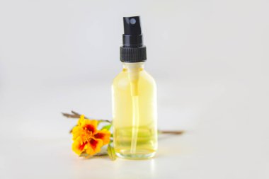 kadife çiçeği esans beyaz zemin üzerine güzel bir şişe