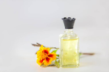 kadife çiçeği esans beyaz zemin üzerine güzel bir şişe