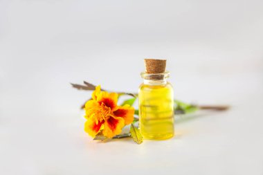 kadife çiçeği esans beyaz zemin üzerine güzel bir şişe