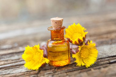 Masanın üzerinde güzel bir şişede tay yağı var.