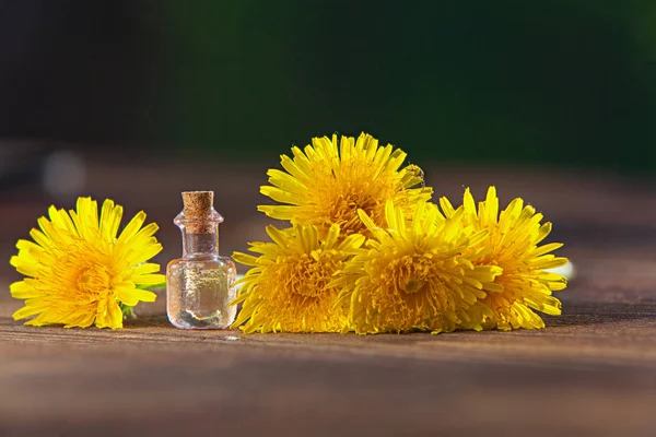 Aceite Esencial Diente León Una Hermosa Botella Sobre Mesa — Foto de Stock