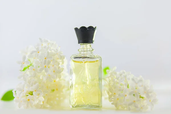 Esencia Flores Sobre Fondo Blanco Hermoso Frasco Vidrio — Foto de Stock