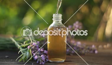 Lavanta esansiyel yağı masada güzel şişe