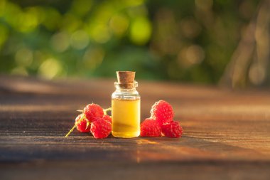 Güzel cam şişe tabloda yabani ahududu özü