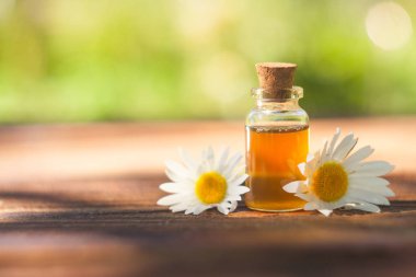 Güzel bir cam kavanozda, masanın üzerindeki çiçeklerin özü.