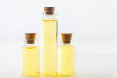 Masadaki güzel şişede gerekli yağ.