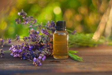 Lavanta esansiyel yağı güzel bir şişe masanın üzerinde