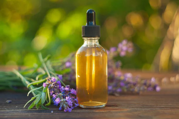 Etherische Olie Van Lavendel Een Mooie Fles Tafel — Stockfoto