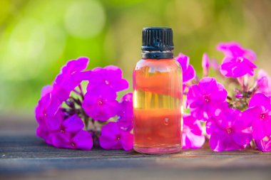 Güzel bir cam kavanozda, masanın üzerindeki çiçeklerin özü.