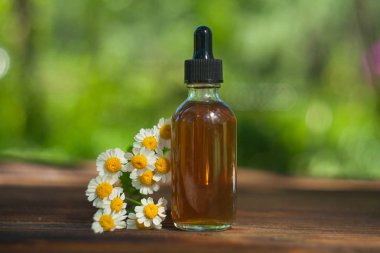 Güzel bir cam kavanozda, masanın üzerindeki çiçeklerin özü.