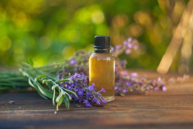Lavanta esansiyel yağı güzel bir şişe masanın üzerinde