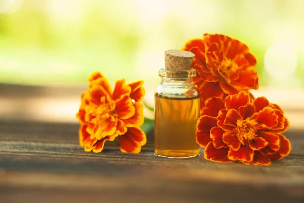 Aceite Esencial Caléndula Una Hermosa Botella Sobre Mesa — Foto de Stock