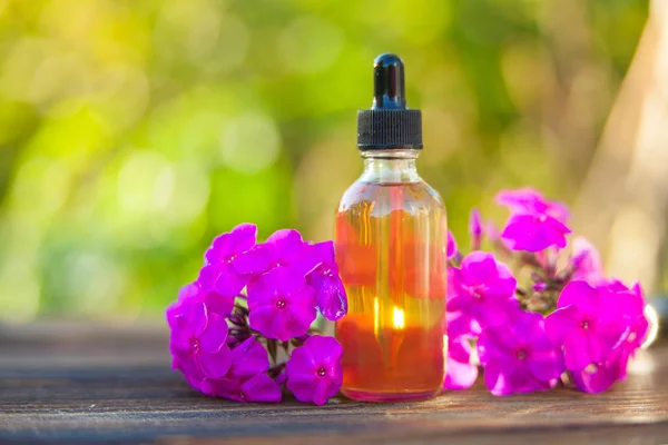 Esencia Las Flores Una Mesa Hermoso Frasco Vidrio — Foto de Stock