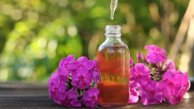 Güzel Cam masaya çiçek özü