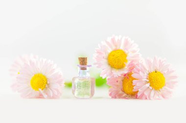 Güzel bir cam kavanozda, masanın üzerindeki çiçeklerin özü.